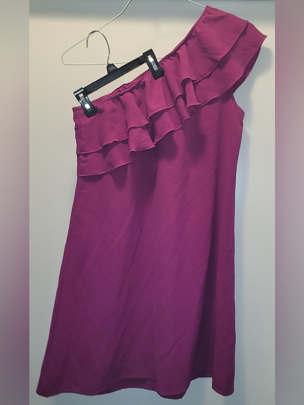One-Shoulder Ruffle - Magenta M